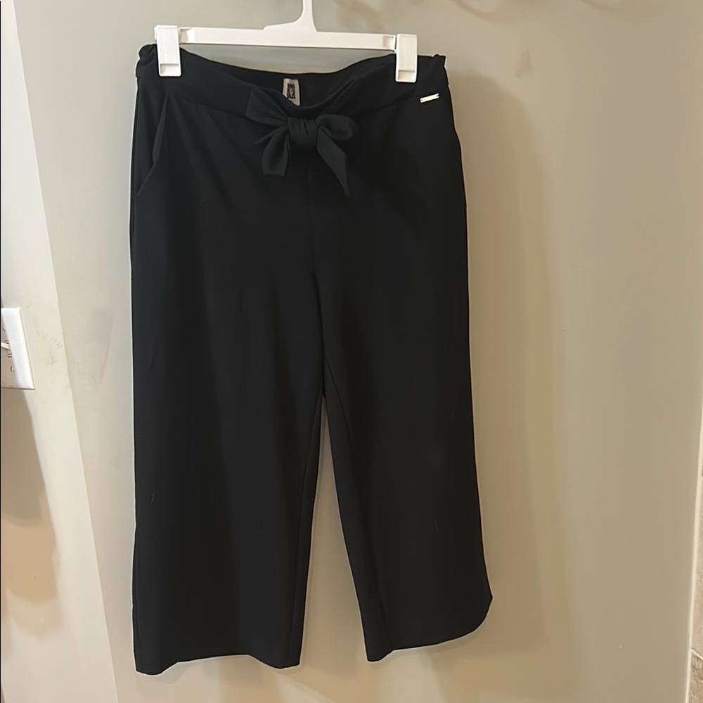 Anne Klein Black Capris with Wide-Leg Silhouette